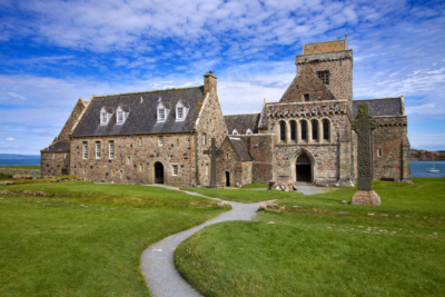 From London to Edinburgh: 10 Abbeys, Churches, and Cathedrals You Won’t Want to Miss!